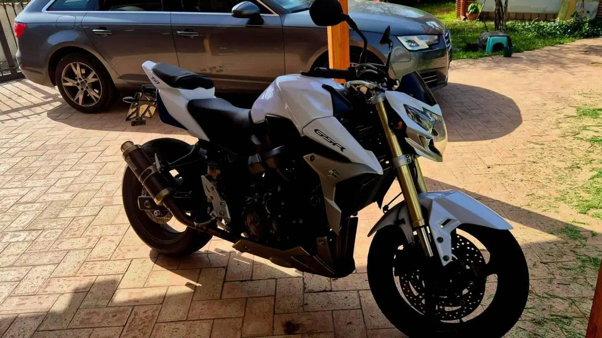 Suzuki GSR 750 (2010 - 15)  (5)