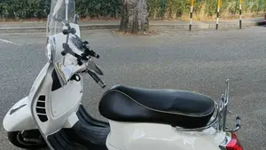 Vespa GTS 300 Hpe (2019)  (2)