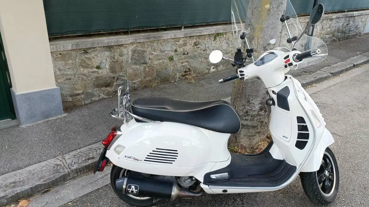 Vespa GTS 300 Hpe (2019)  (3)