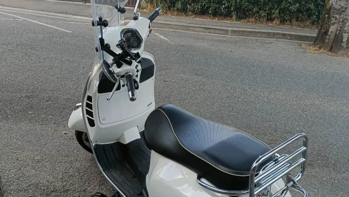 Vespa GTS 300 Hpe (2019)  (4)