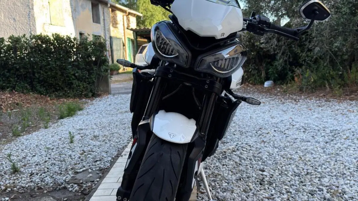 Triumph Street Triple 765 R (2023 - 26)  (2)