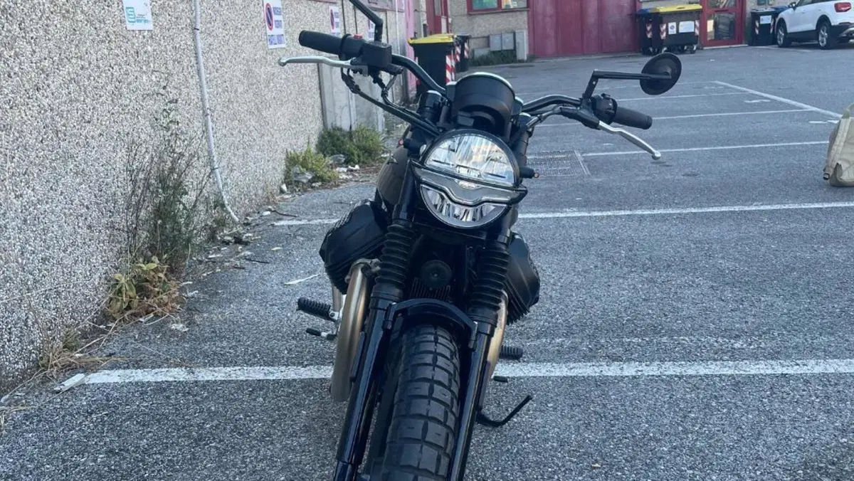 Moto Guzzi V7 Stone (2021 - 24)  (3)
