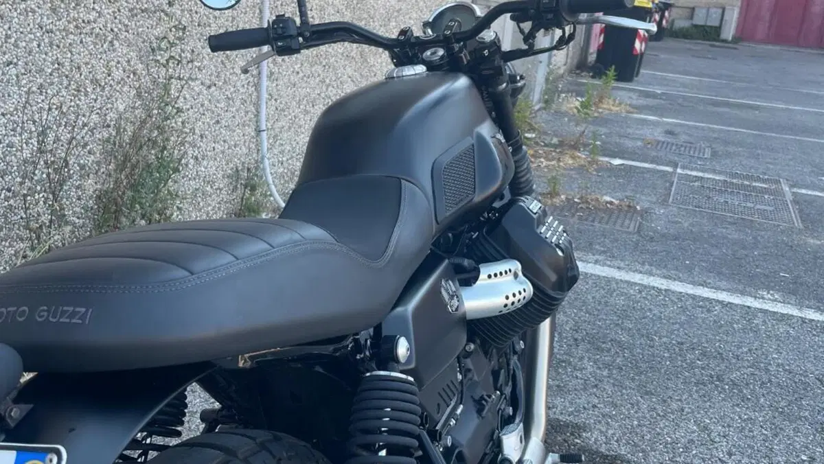 Moto Guzzi V7 Stone (2021 - 24)  (5)