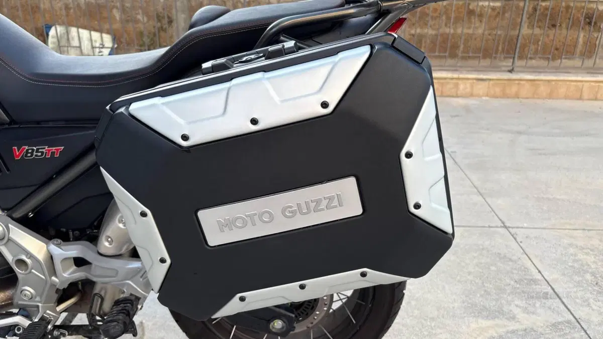 Moto Guzzi V85 TT (2021 - 23)  (6)