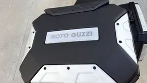 Moto Guzzi V85 TT (2021 - 23)  (8)