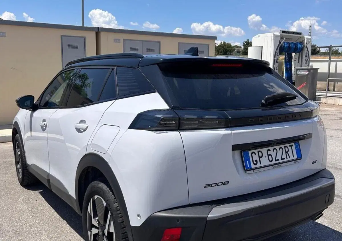 Peugeot 2008 BlueHDi 130 S&S EAT8 GT (4)