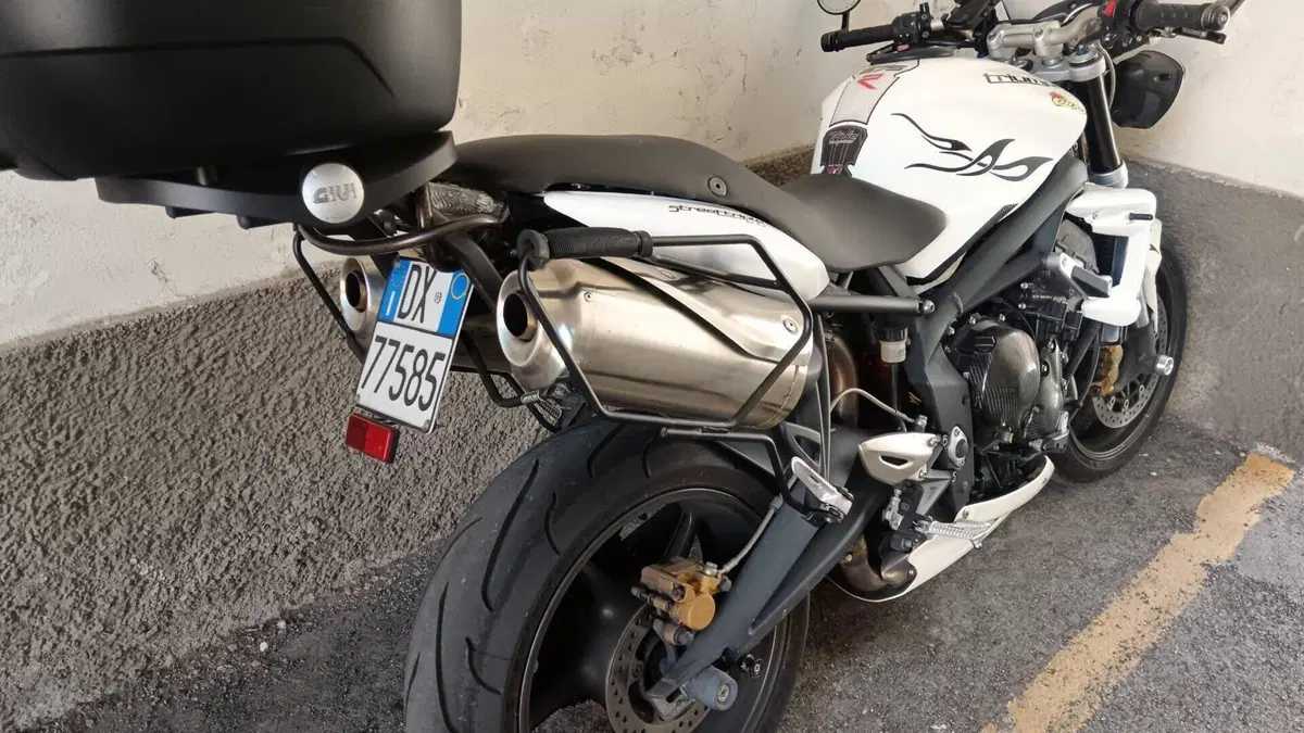 Triumph Street Triple R (2009 - 12)  (2)