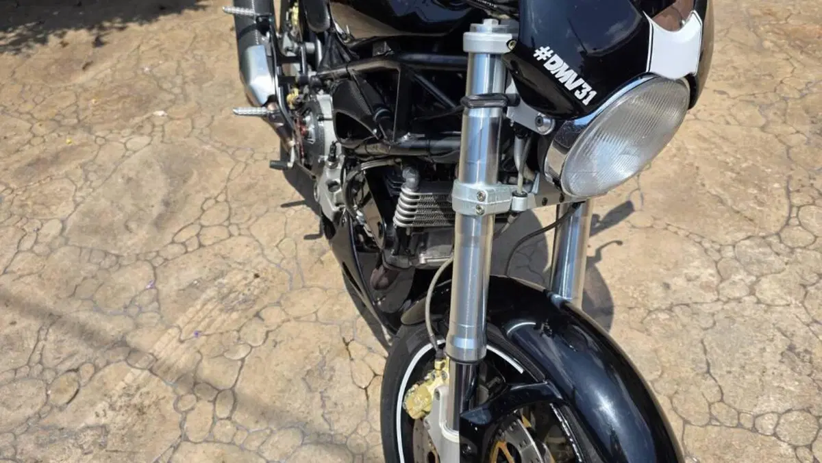 Ducati Monster 900 Dark I.E. (1999 - 02)  (4)