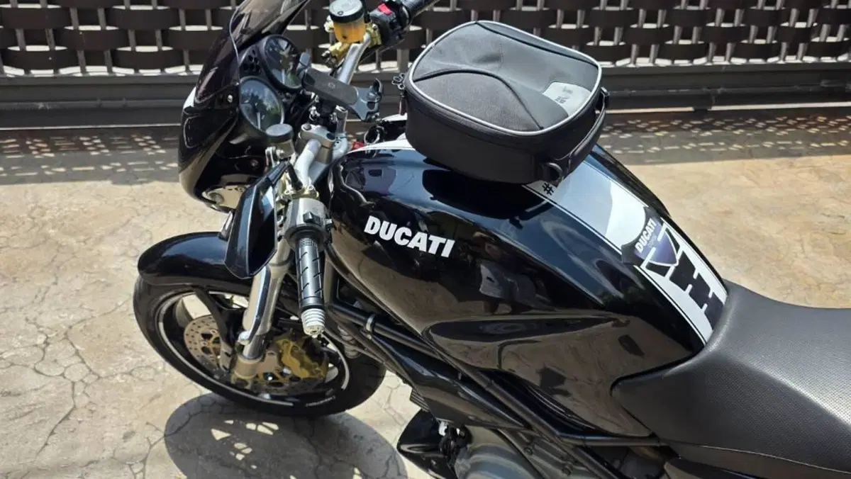 Ducati Monster 900 Dark I.E. (1999 - 02)  (7)