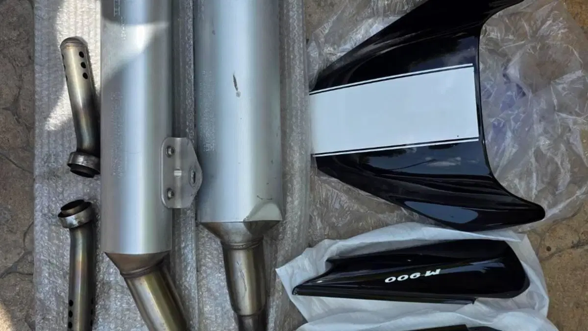 Ducati Monster 900 Dark I.E. (1999 - 02)  (9)