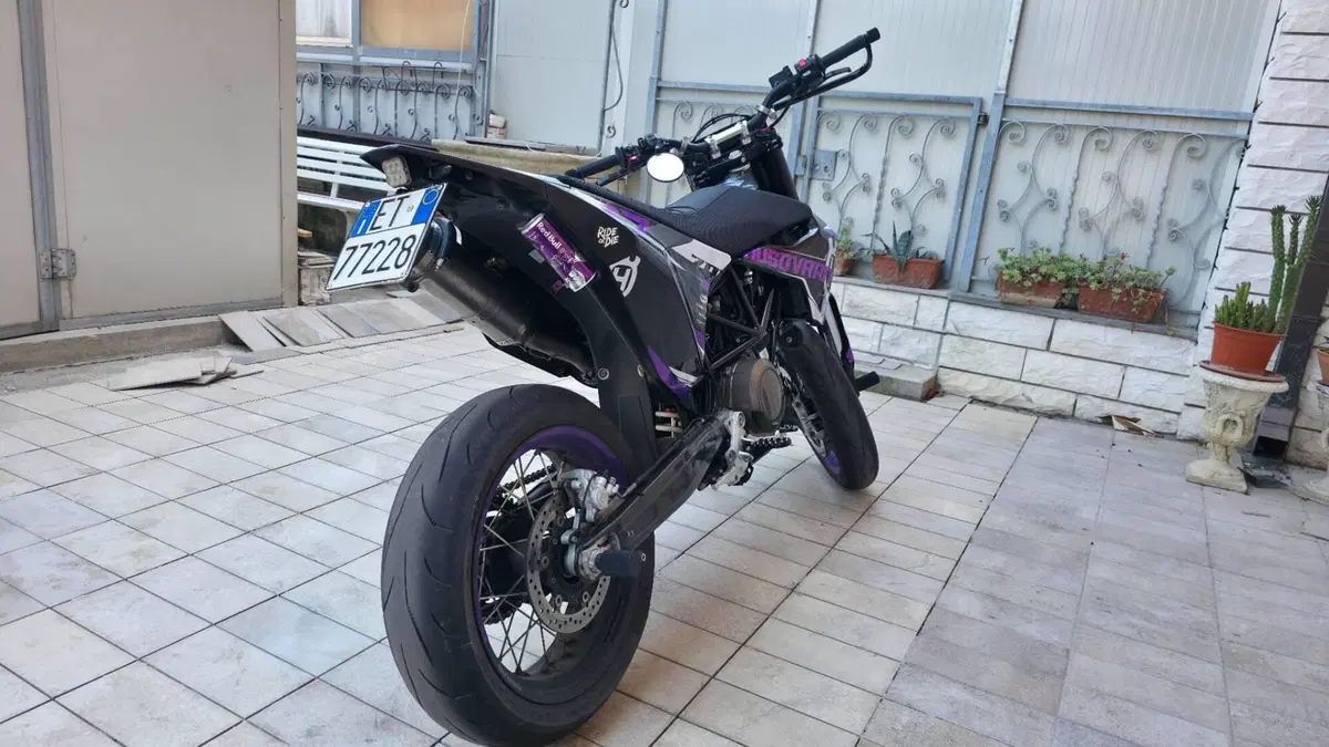 Husqvarna 701 Supermoto (2020)  (4)