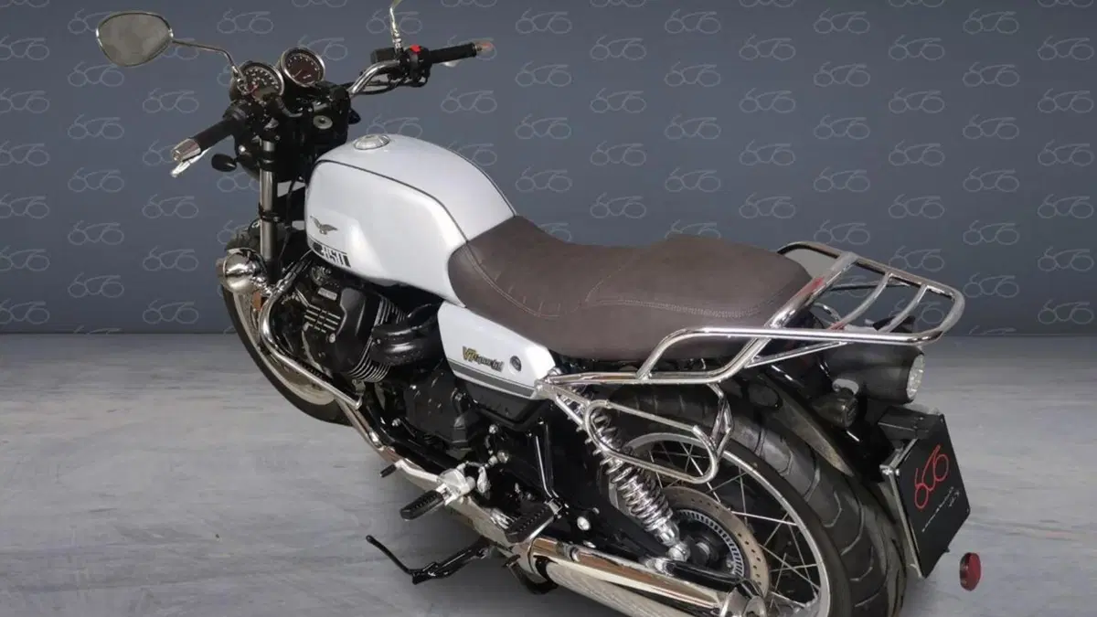 Moto Guzzi V7 Special (2021 - 24)  (4)