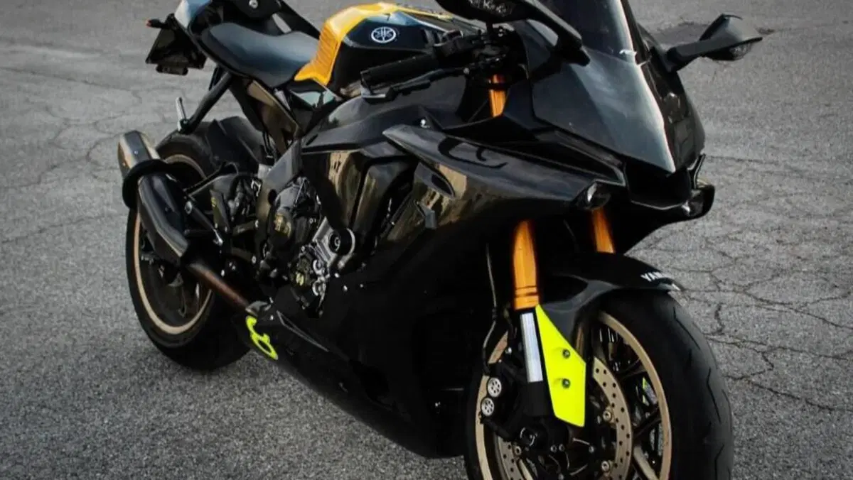Yamaha YZF R1 60th Anniversary (2015 - 16)  (2)