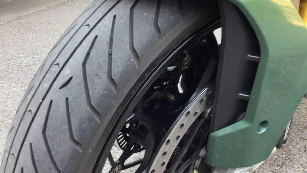 Moto Guzzi V100 Mandello S (2022 - 24)  (8)
