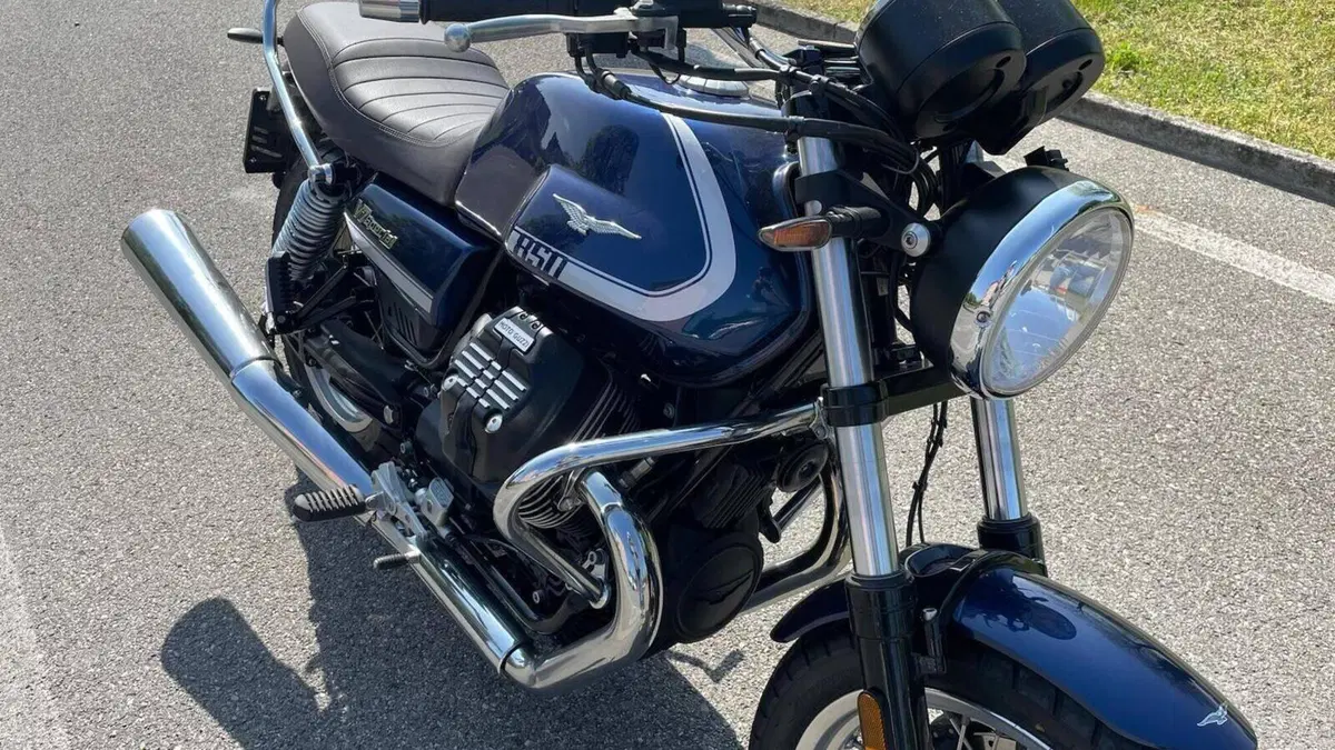 Moto Guzzi V7 Special (2021 - 24)  (2)