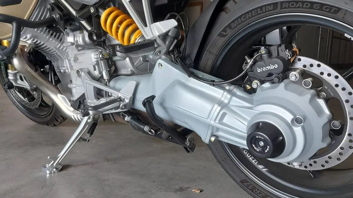 Moto Guzzi V100 Mandello S (2022 - 24)  (4)