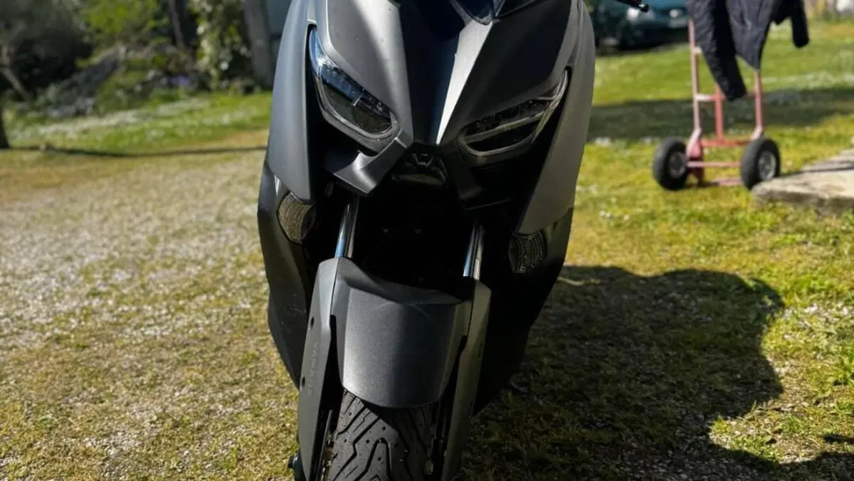 Yamaha X-Max 300 Tech Max (2021 - 24)  (2)