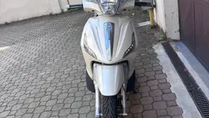Piaggio Beverly 300 i.e. (2010 - 16)  (4)