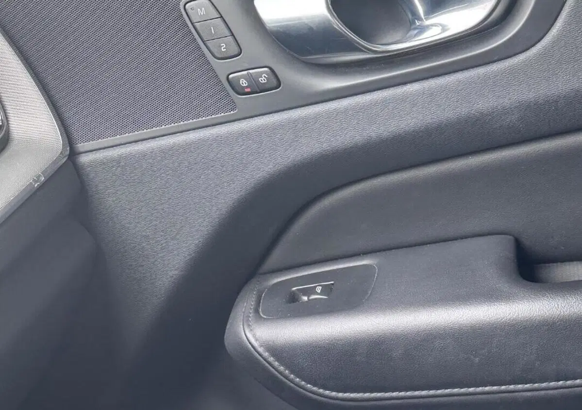 Volvo XC60 B4 (d) AWD automatico Plus Bright N1 (11)