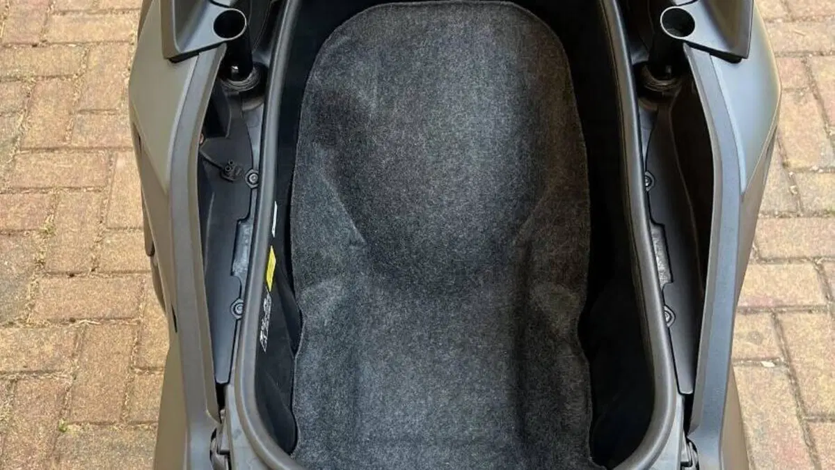 Yamaha T-Max 560 Tech Max (2021)  (16)