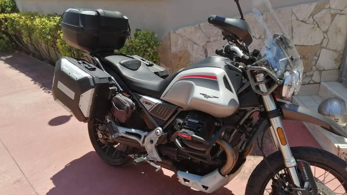 Moto Guzzi V85 TT Travel (2021 - 23)  (2)