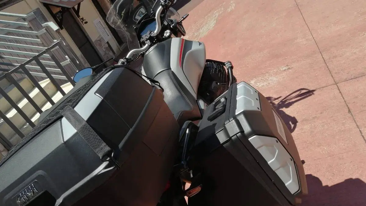 Moto Guzzi V85 TT Travel (2021 - 23)  (3)