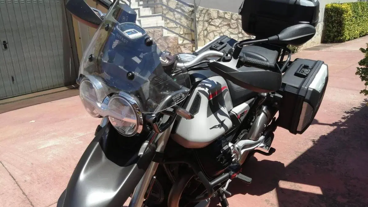 Moto Guzzi V85 TT Travel (2021 - 23)  (4)
