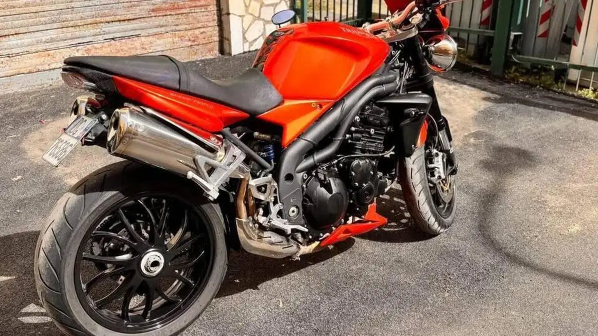 Triumph Speed Triple 1050 (2005 - 11)  (3)