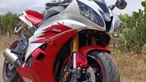 Yamaha YZF R6 (2006 - 07)  (6)