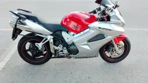 Honda VFR 800 (2002 - 05)  (3)