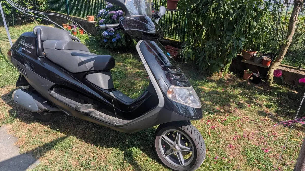 Piaggio Super Hexagon GTX 180 