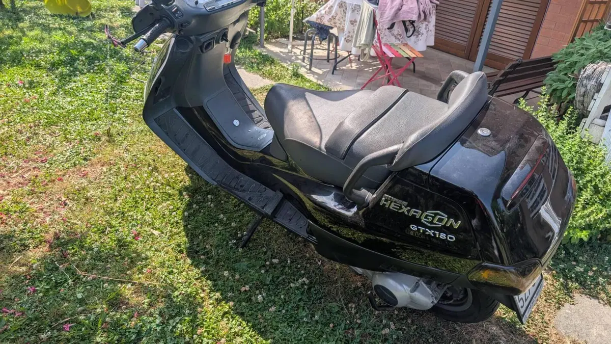 Piaggio Super Hexagon GTX 180  (2)