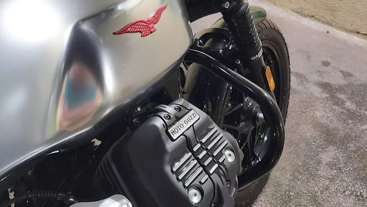 Moto Guzzi V7 III Stone S (2020)  (2)