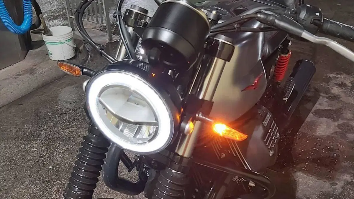 Moto Guzzi V7 III Stone S (2020)  (10)