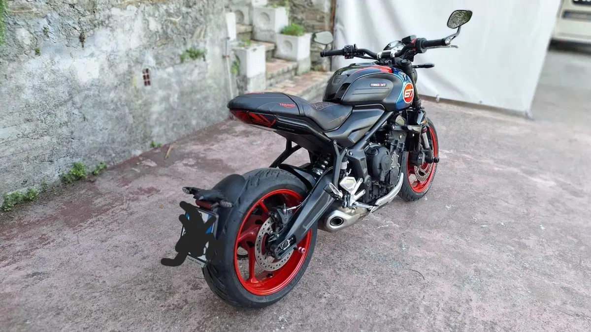 Triumph Trident 660 Triple Tribute Edition (2025 - 26)  (2)