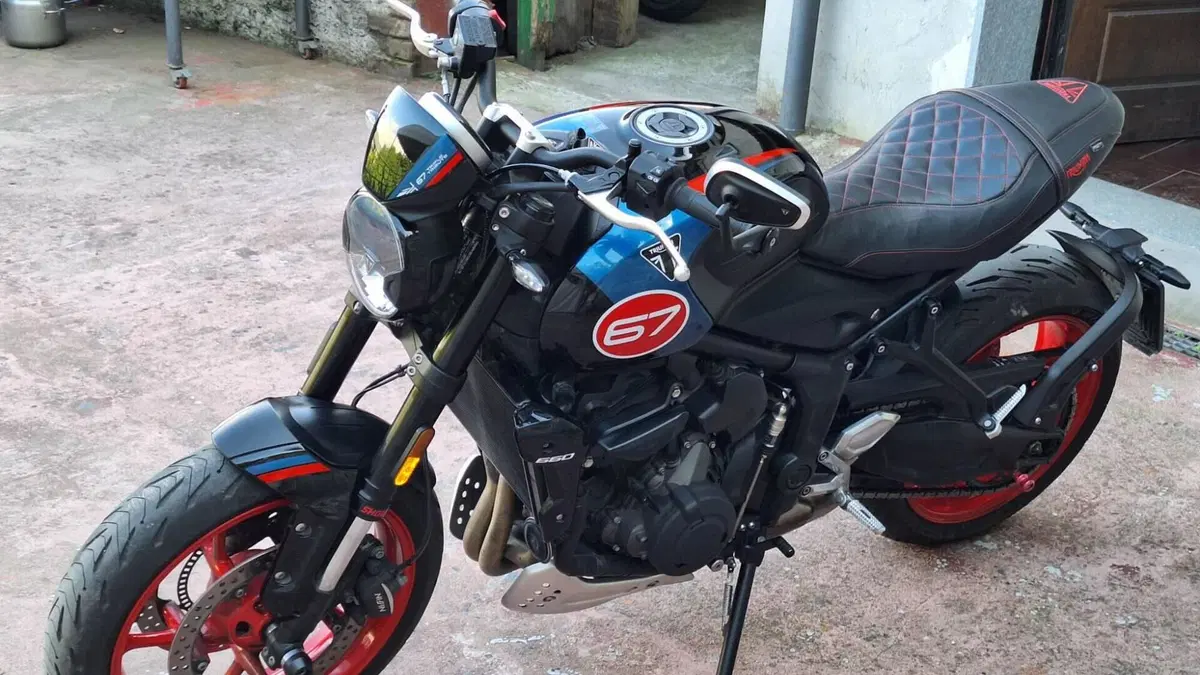Triumph Trident 660 Triple Tribute Edition (2025 - 26)  (4)