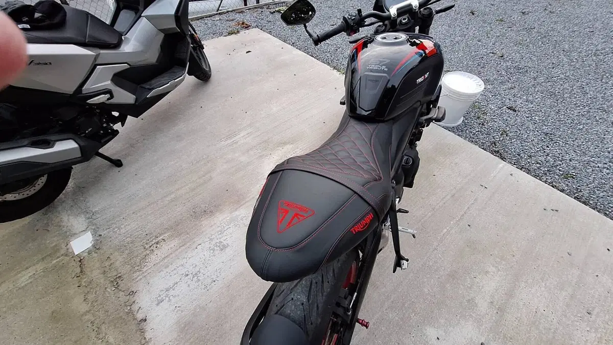 Triumph Trident 660 Triple Tribute Edition (2025 - 26)  (8)