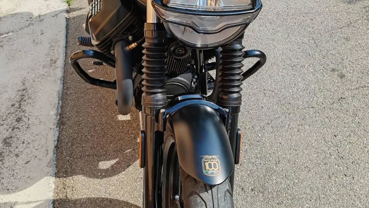Moto Guzzi V7 Stone (2021 - 24)  (2)