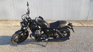 Moto Guzzi V7 Stone (2021 - 24)  (3)