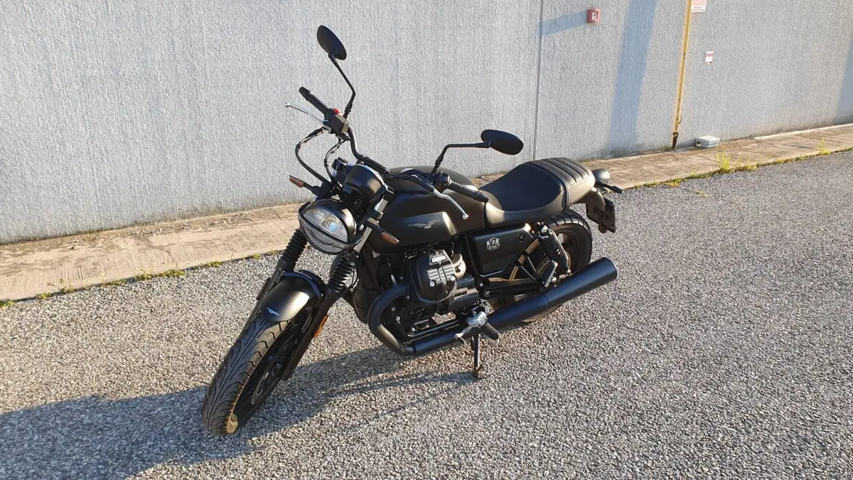 Moto Guzzi V7 Stone (2021 - 24)  (4)