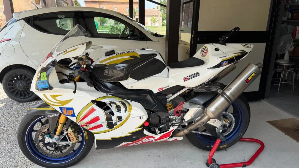 Aprilia RSV 1000 R Factory (2004 - 05)  (9)