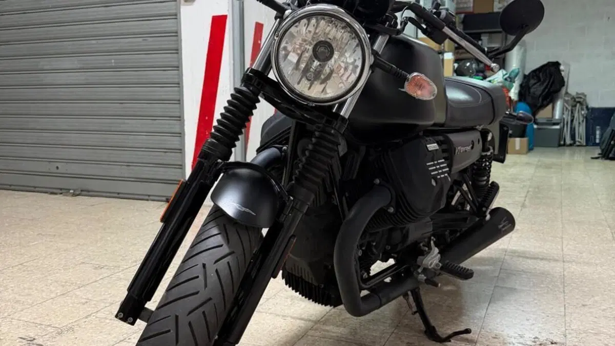Moto Guzzi V7 III Stone Night Pack (2019 - 20)  (3)