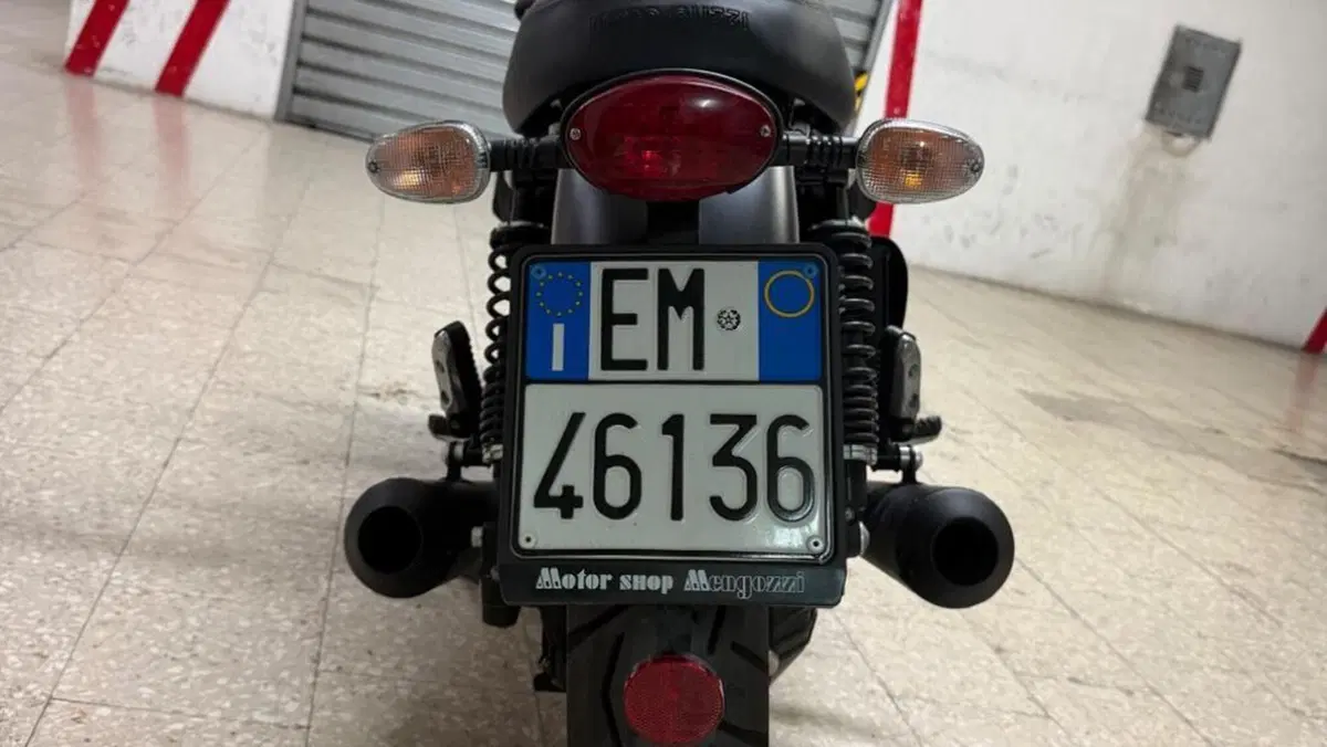 Moto Guzzi V7 III Stone Night Pack (2019 - 20)  (13)