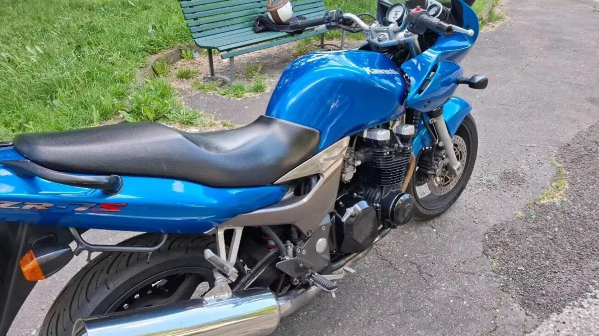Kawasaki ZR 7S  (7)