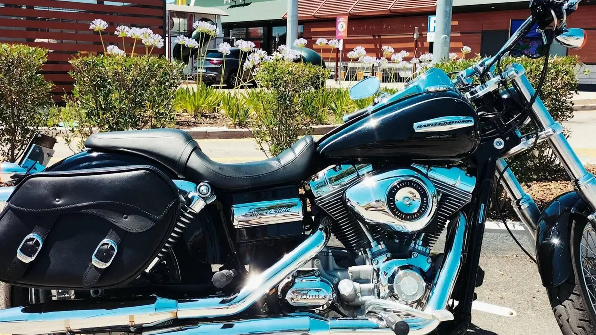 Harley-Davidson 1584 Super Glide Custom (2008 - 13) - FXDC 