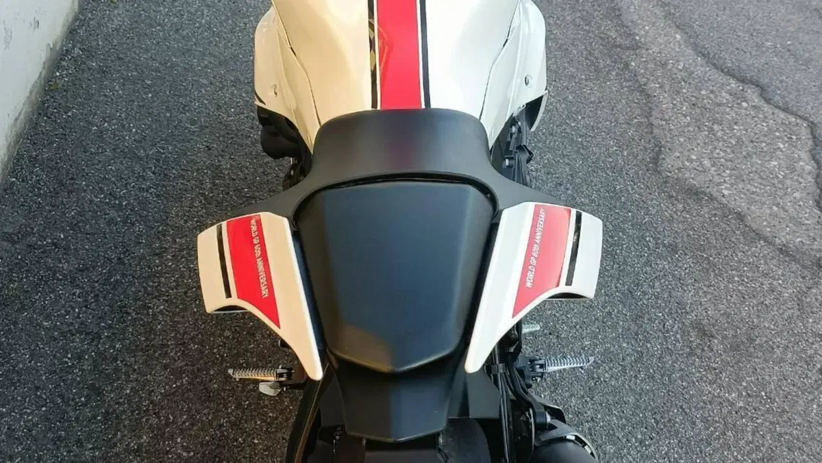 Yamaha YZF R1 World GP 60th Anniversary (2022 - 23)  (4)