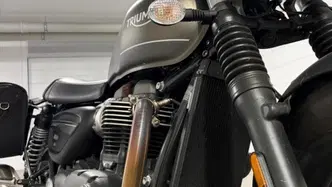 Triumph Street Twin 900 (2021 - 22) usata
