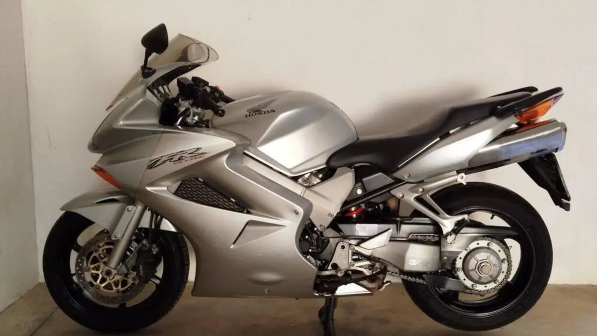 Honda VFR 800 (2002 - 05)  (3)