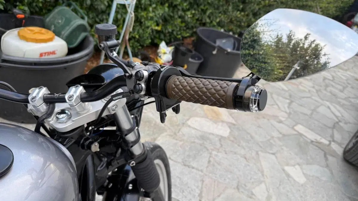 Triumph Thruxton 900 (2004 - 15)  (8)