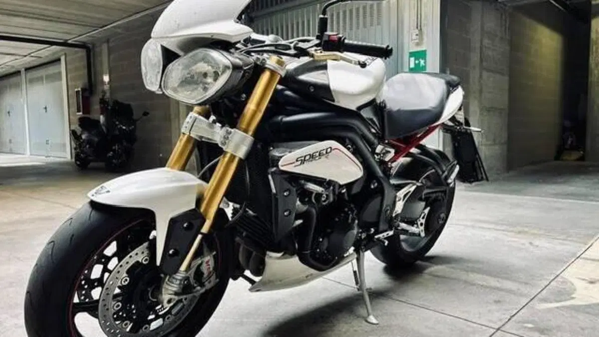 Triumph Speed Triple 1050 R ABS (2011 - 15)  (2)